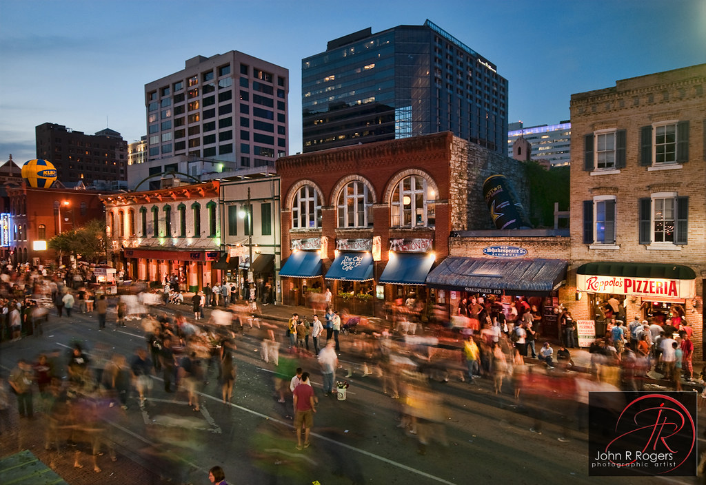 a picture of 6th street in austin texas.