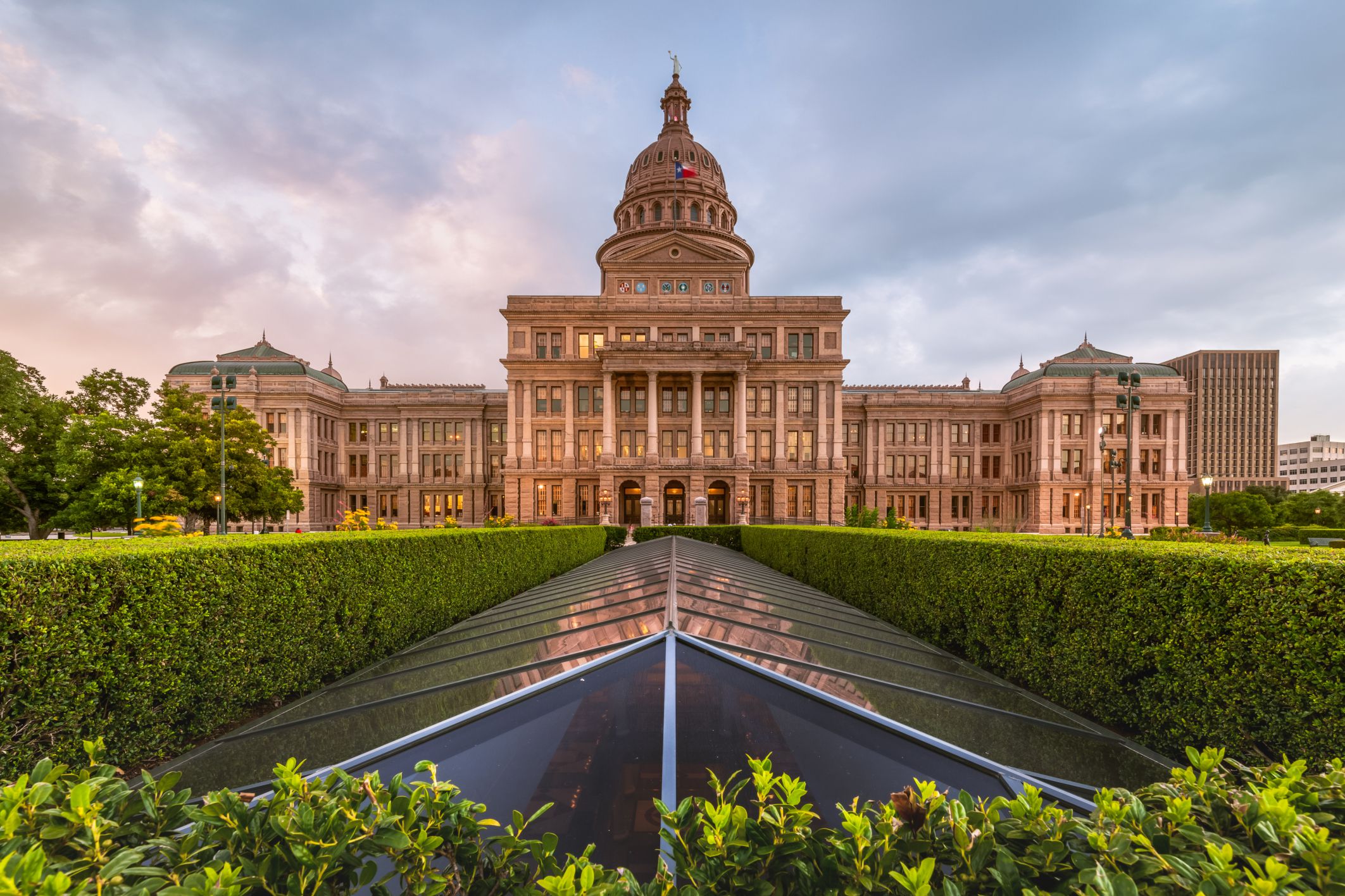 a picture of the capitol buidling in austin texas.