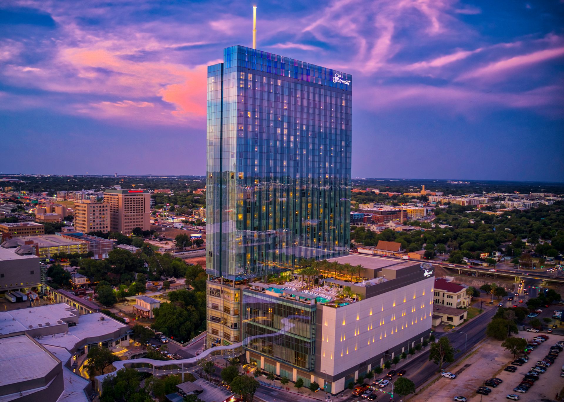 a picture of the fairmont hotel in austin texas.